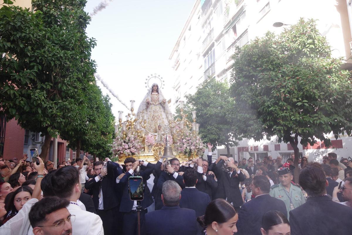 Fotos de la procesión del Rocío Coronada por el barrio de la Victoria Fotos de la procesión del Rocío Coronada por el barrio de la Victoria