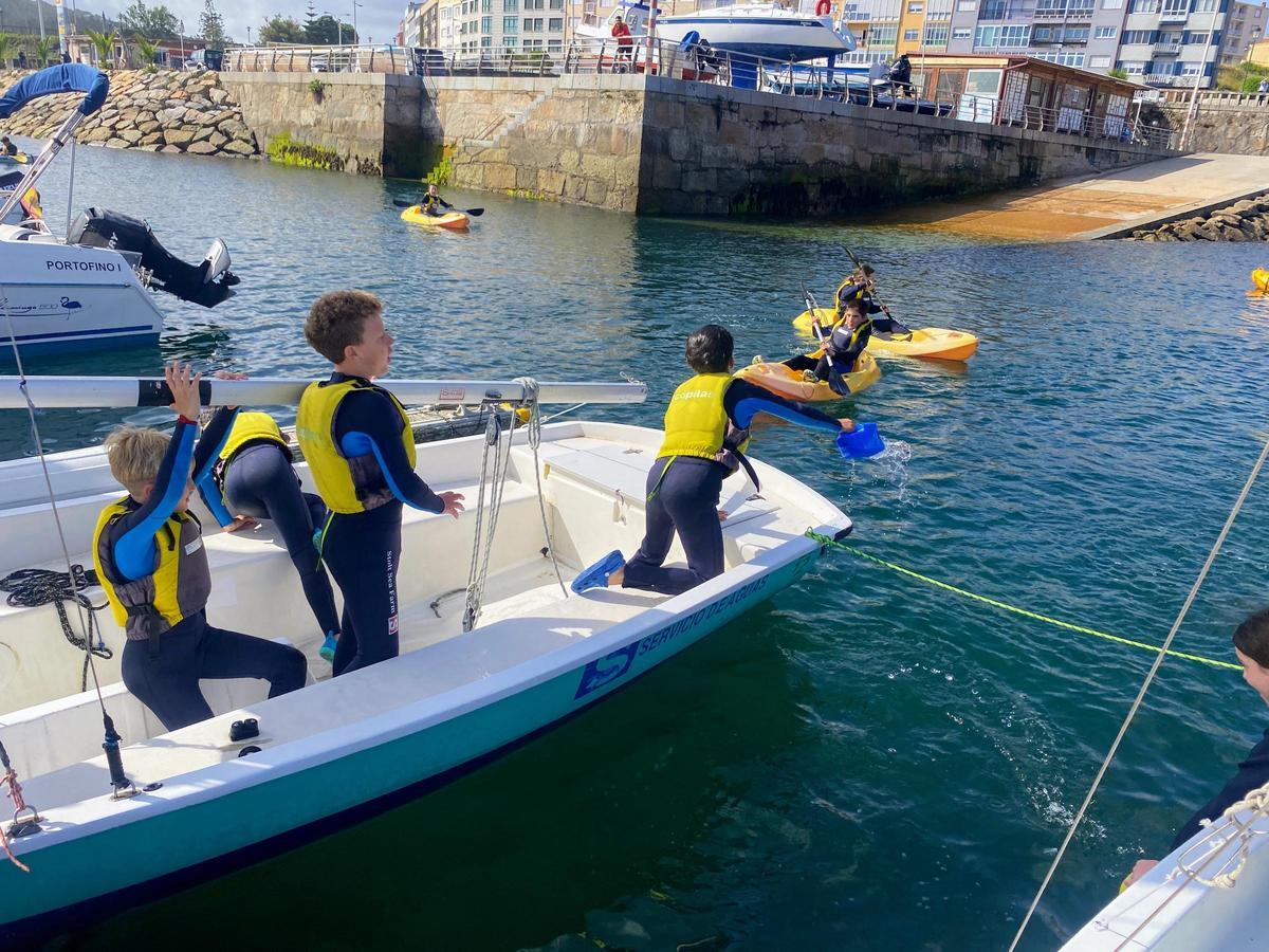 Escolares de Muxía realizando prácticas en la villa de la Barca.