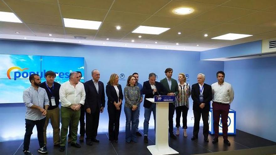 Elías Bendodo y los representantes de las candidaturas del PP en la sede del partido.