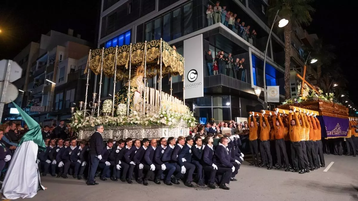 La «arrodillá» en la Vía Dolorosa emociona en Torrevieja
