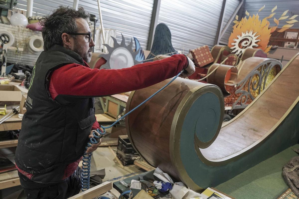 Així es fa el muntatge de les carrosses per a la Cavalcada de Reis de Manresa
