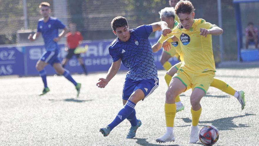 Diego Gómez protege el balón en el partido entre el Covadonga y el Fabril. |  // MIKI LÓPEZ