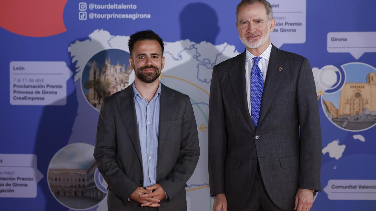 El alicantino Antoni Forner, premio Princesa de Girona en Investigación 2025, con el rey Felipe, este jueves / Mariscal/Efe