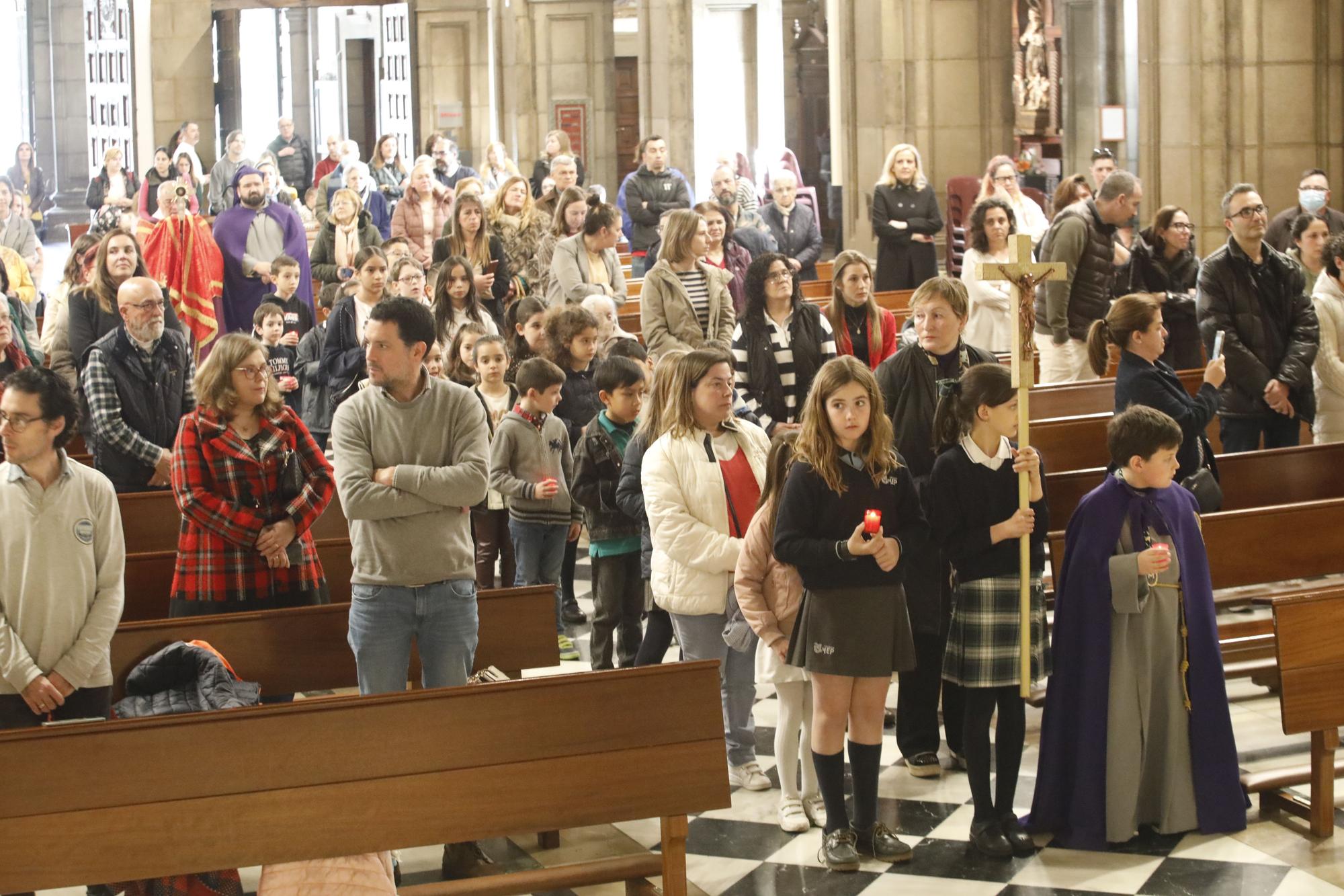 En imágenes: El Vía Crucis de los niños adelanta en San José la Semana Santa de Gijón