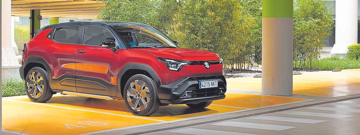 El nuevo Suzuki e vintara en un modelo rojo.