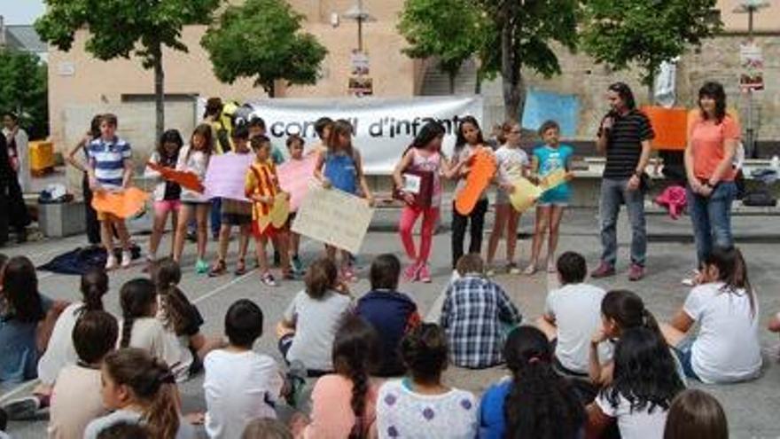 El Consell d&#039;Infants celebra a la plaça Sant Domènec el darrer plenari del curs