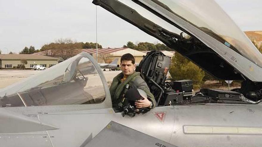 El piloto Borja Aybar, en uno de los caza Eurofighter que pilotaba.