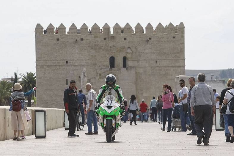 Las motos toman el puente Romano.