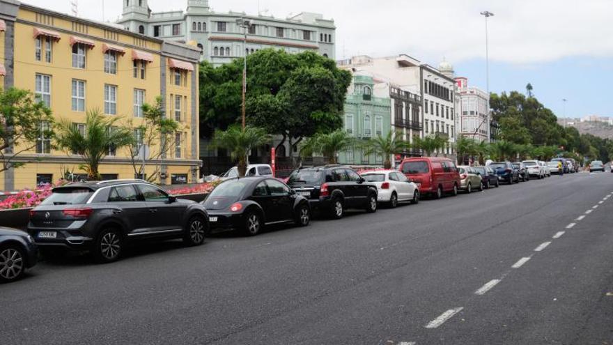 Vista de la carretera del centro, a su paso sobre el Guiniguada, con sus arcenes repletos de coches aparcados. | | TONY HERNÁNDEZ