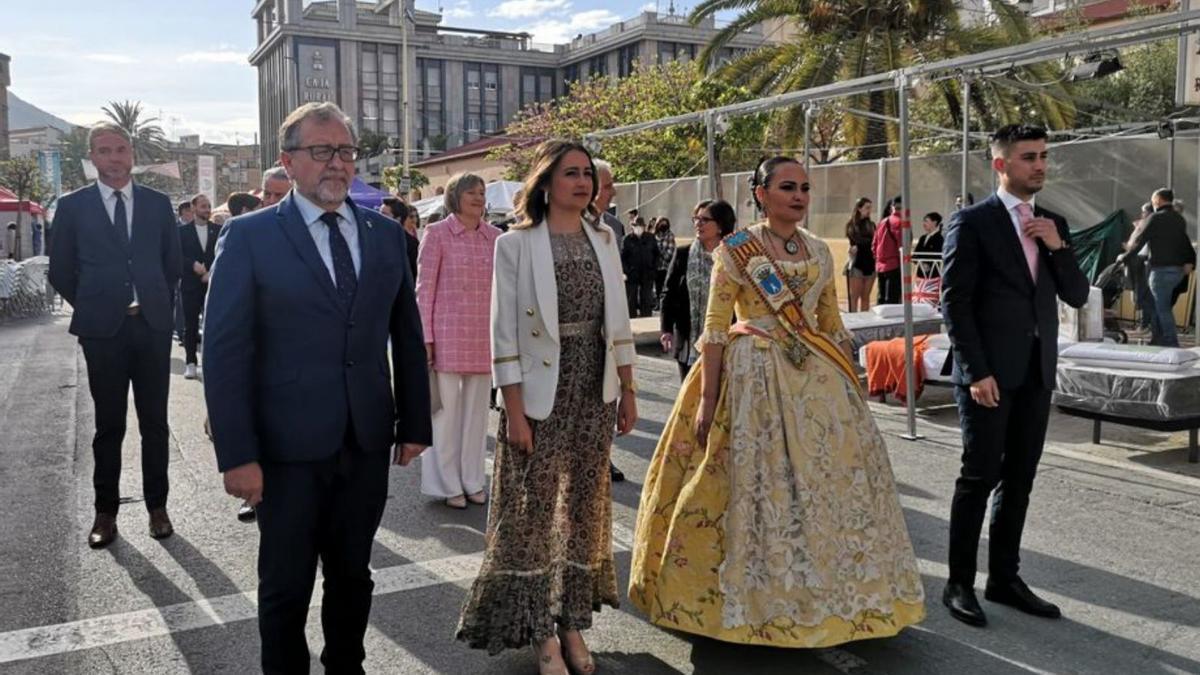 José Martí y Tania Baños junto a la reina de las fiestas, Marta Guzmán.