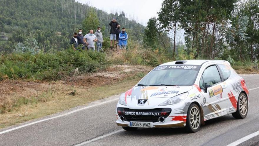 Álvaro Mayo y Rubén Boullón, a los mando de su Peugeot 207 RC. 