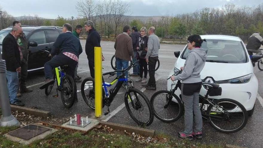 Presentación de los coches eléctricos y bicicletas.