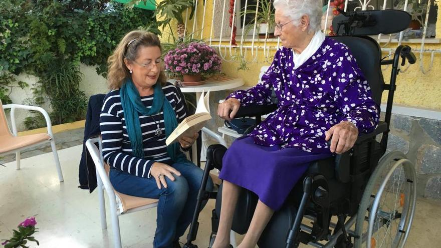 Rita Rubert y la voluntaria Esther León.