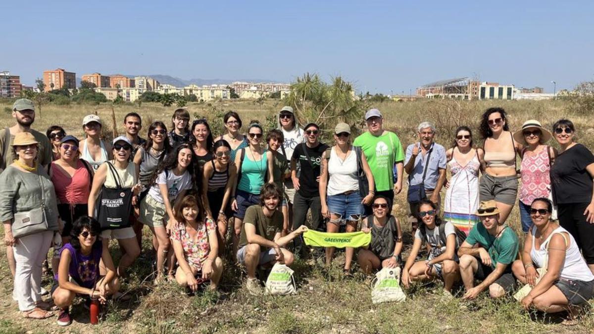 Las voluntarias de Greenpeace, este domingo en Málaga.