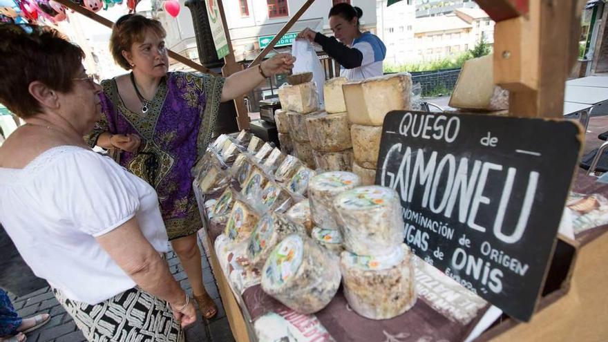 La quesera Susana Martínez, de Igena (Cangas de Onís), en su puesto de venta de gamonéu, ayer, en Gascona.