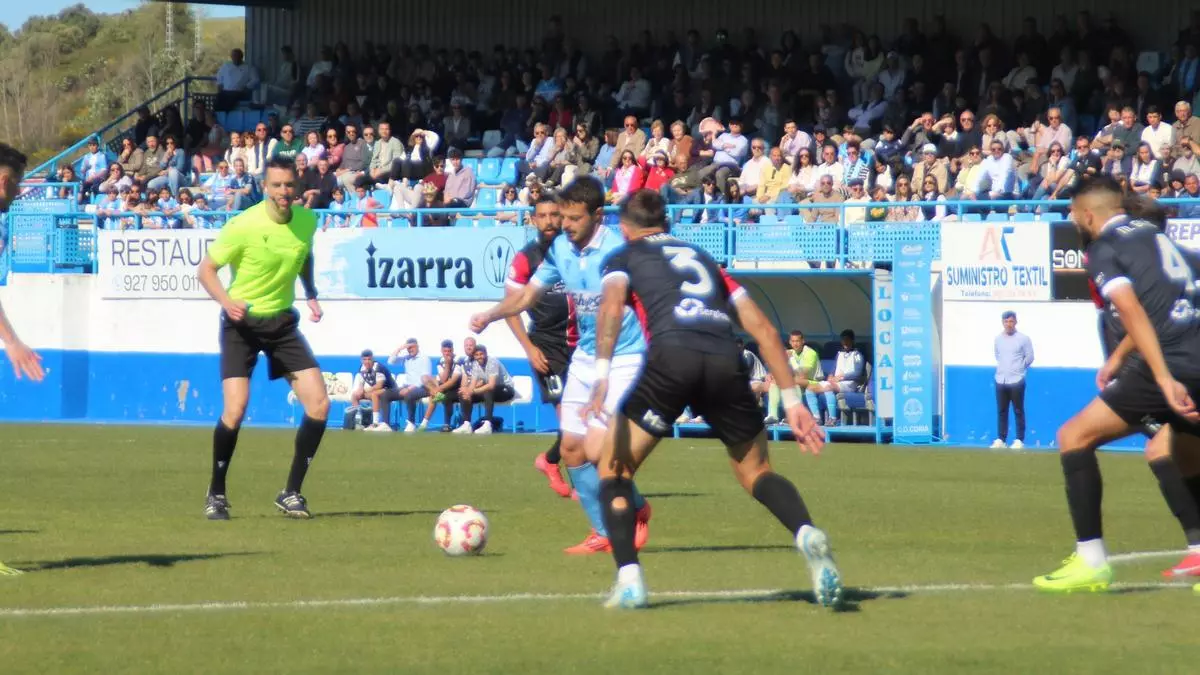 Diez jugadores causan baja en el Coria de Rai Rosa