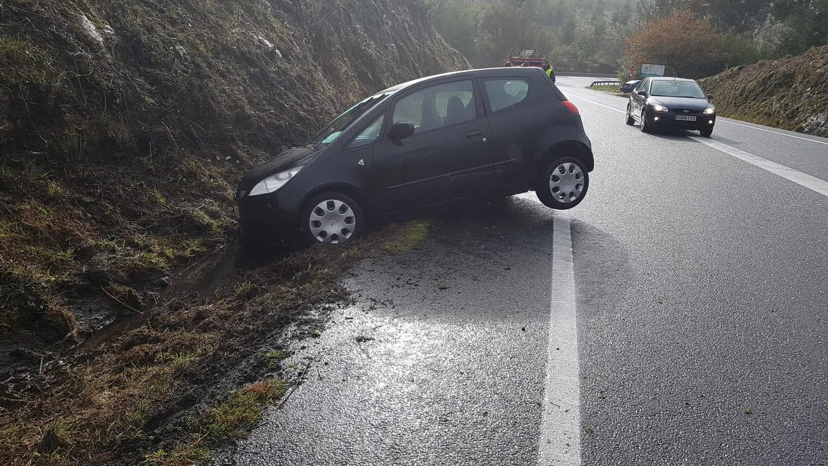 El turismo que sufrió el accidente a las tres de la tarde.