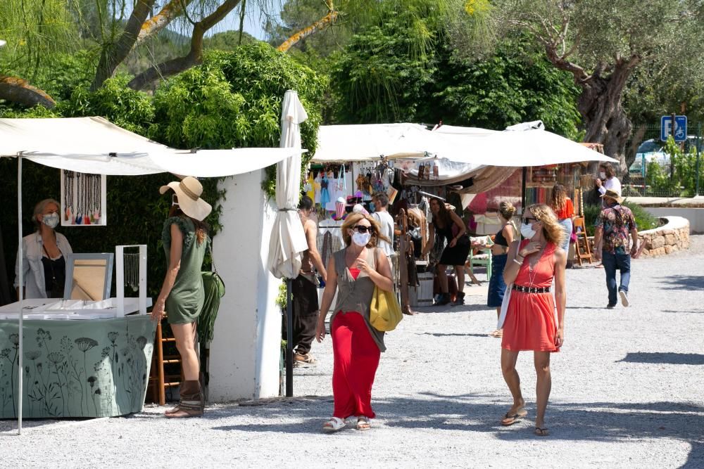 El popular mercadillo hippy de Sant Carles reabre sus puertas adaptado a todas las medidas sanitarias por el coronavirus