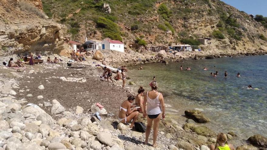 Embarcaciones y motos de agua irrumpen en la cala sin balizar de Llebeig