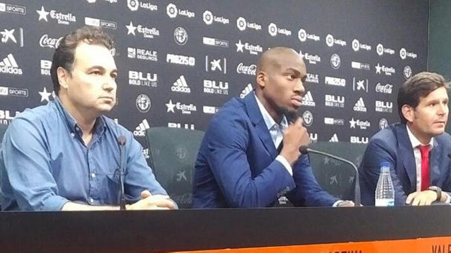 Daniel Pérez, junto a Kondogbia y Mateu Alemany el día de su presentación, en agosto.