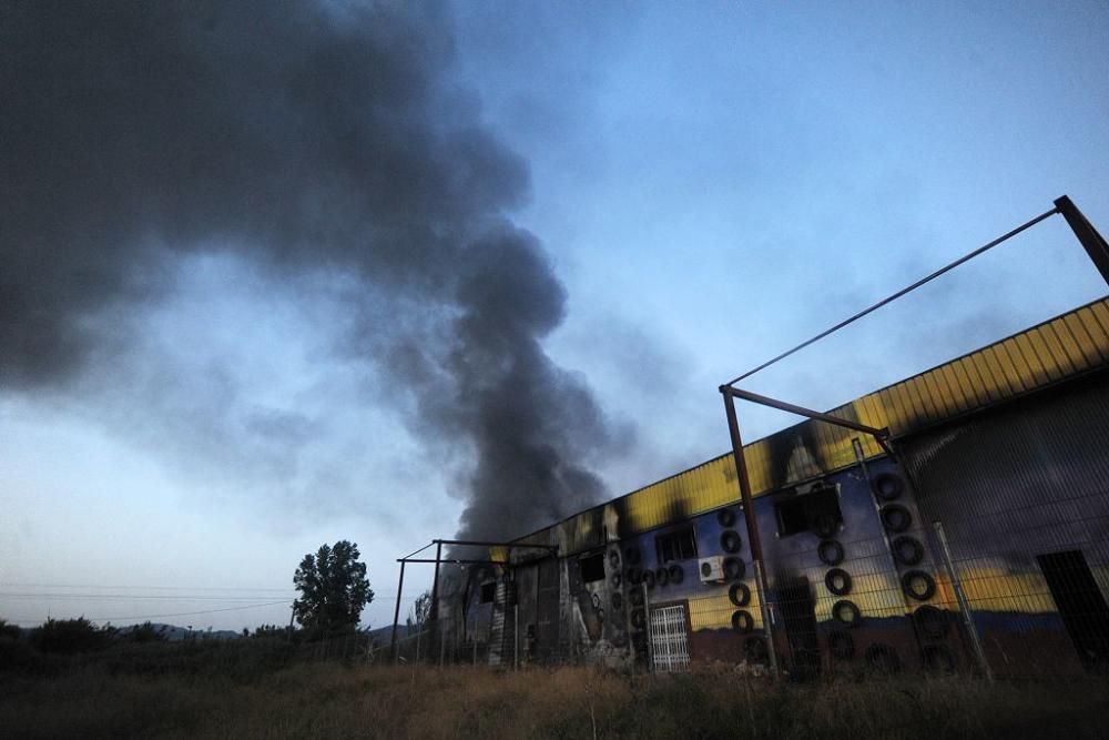 Arde una tienda de neumáticos en Murcia