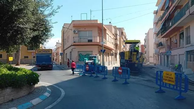 Vehículos circulan por la calle San José de Sant Joan