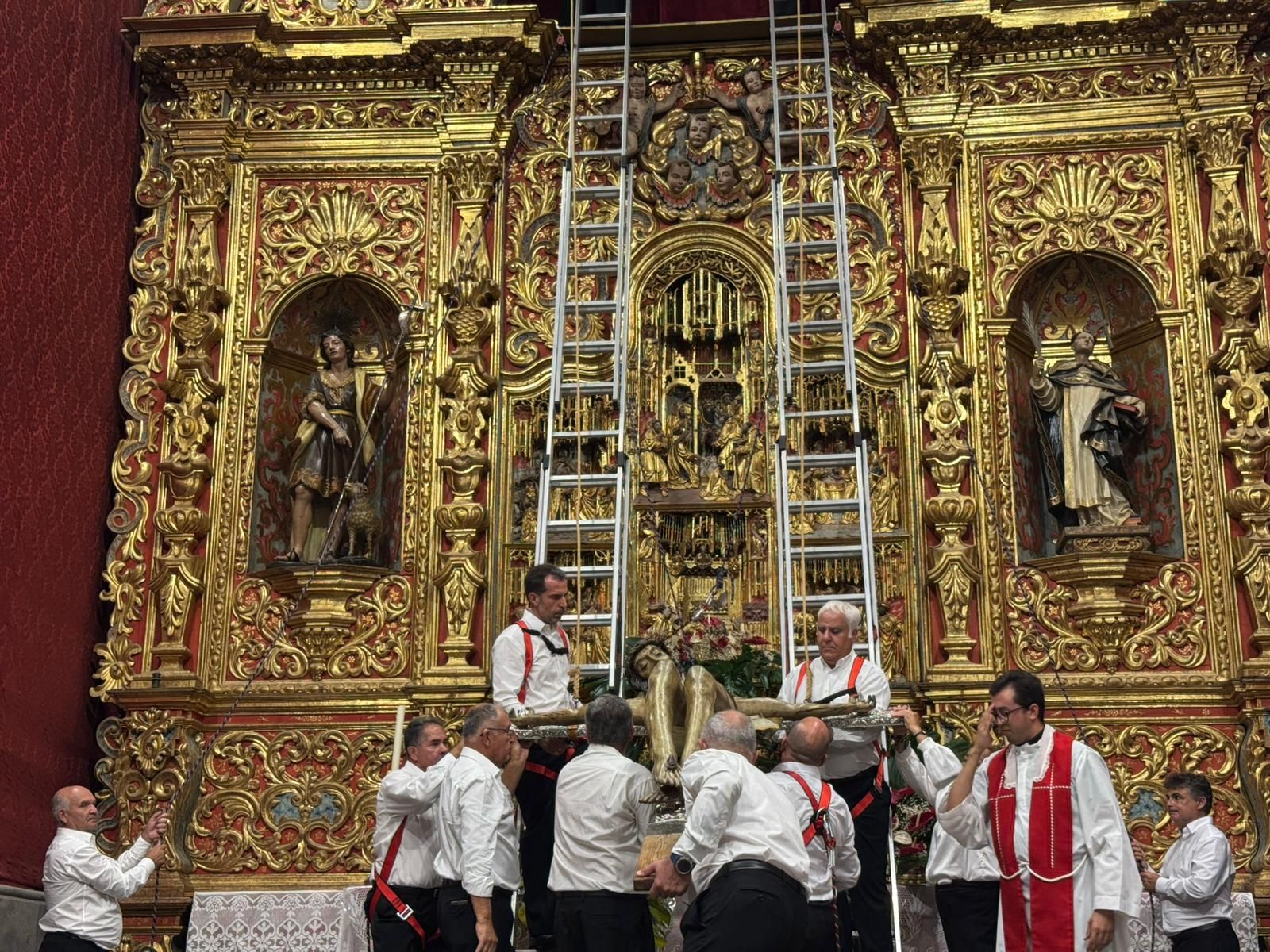 El Santo Cristo de Telde regresa a lo más alto del altar