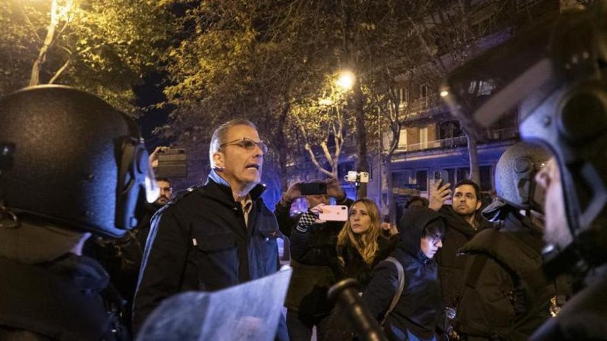 El diputado de Vox Javier Ortega Smith se encara con policías antidisturbios en la calle Ferraz de Madrid el pasado día 17.