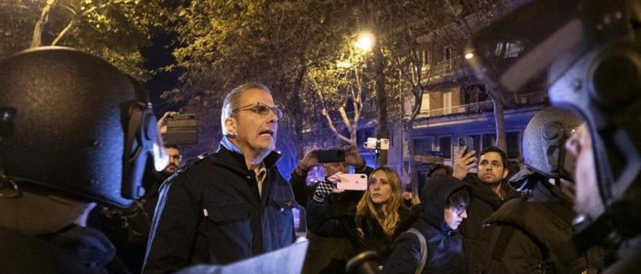 El diputado de Vox Javier Ortega Smith se encara con policías antidisturbios en la calle Ferraz de Madrid el pasado día 17.