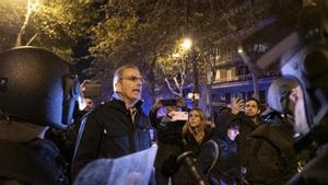 El diputado de Vox Javier Ortega Smith se encara con policías antidisturbios en la calle Ferraz de Madrid el pasado día 17.