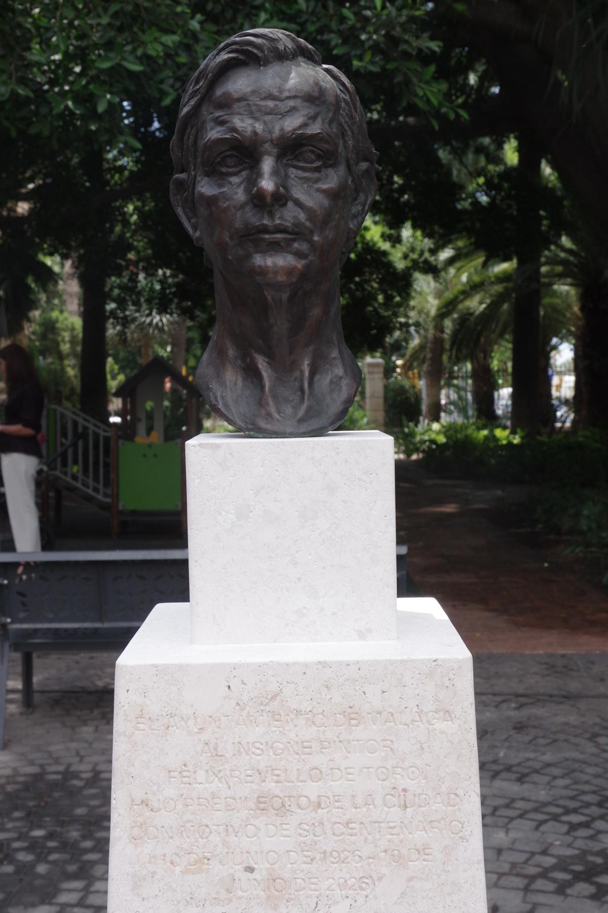 El Ayuntamiento instala un monumento en los jardines del Hospital Noble en reconocimiento al pintor Félix Revello de Toro
