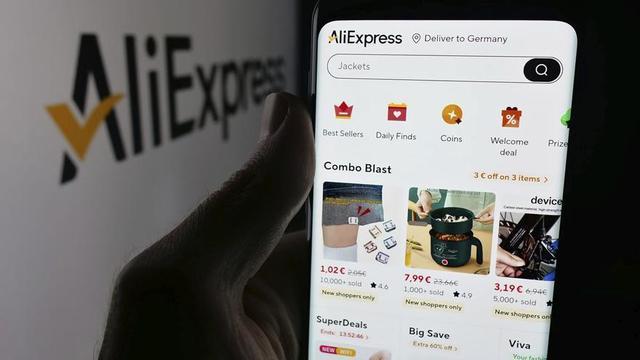 Una persona mostra l’aplicació d’AliExpress en un telèfon mòbil. | TIMON SCHNEIDER / REUTERS