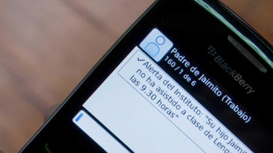 Un mensaje SMS alerta por pellas, simulado en un móvil.