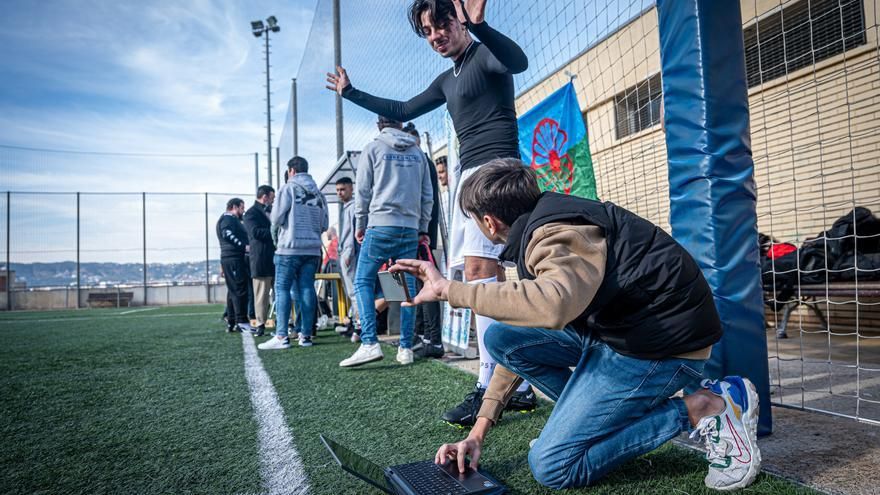 Un joven graba uno de los partidos de la Kings League Gipsy y cuelga las imágenes en redes sociales.