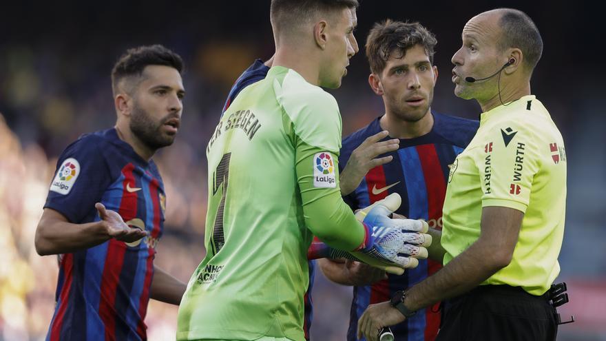 Barça - Espanyol (1-1): Mateu Lahoz incendia el derbi