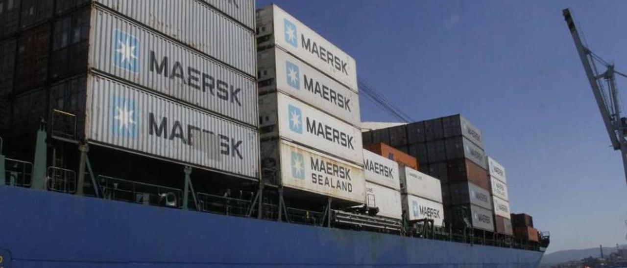 Un portacontenedores de Maersk, atracado en el Puerto de Marín. // Santos Álvarez