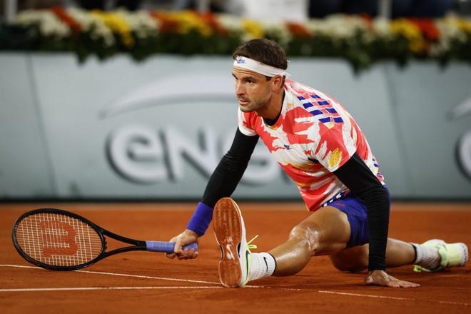 Grigor Dimitrov de Bulgaria reacciona mientras juega contra Stefanos Tsitsipas de Grecia durante el partido de tenis de la cuarta ronda de individuales masculinos en el día 9 del torneo de tenis del Abierto de Francia Roland Garros 2020.