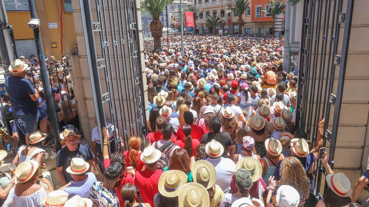 Miles de personas en la mascletà del jueves 23 de junio