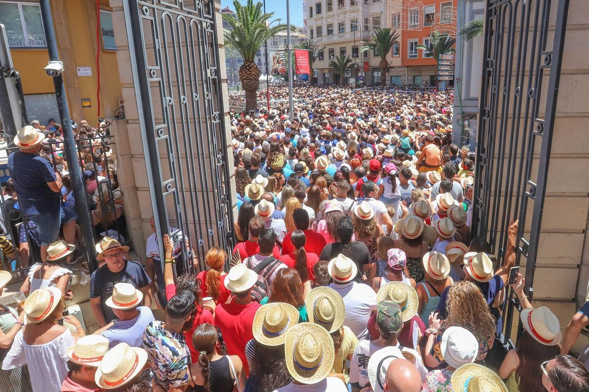Miles de personas en la mascletà del jueves 23 de junio