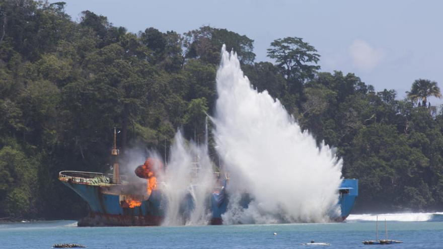 Instante en el que los explosivos hacían saltar por los aires al &quot;Viking&quot;. // Gary Stokes / Sea Shepherd