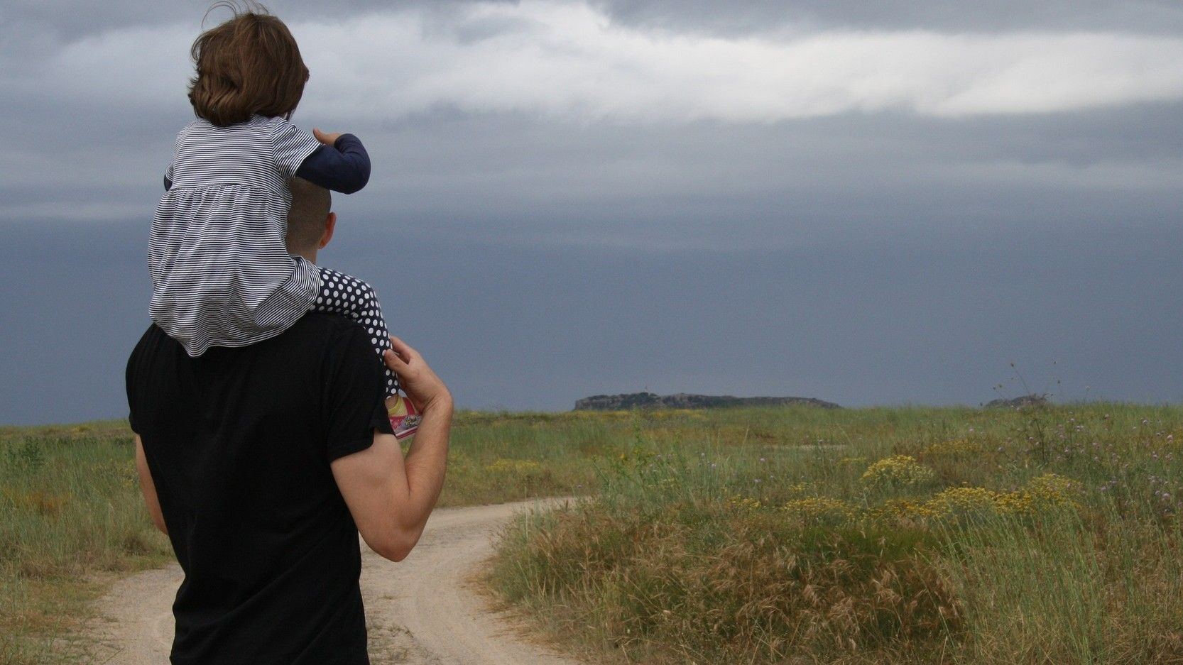 Un padre y su hija, en el campo