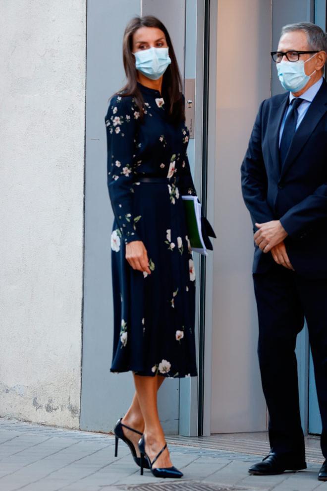 La reina Letizia recupera su vestido con estampado de flores de Massimo Dutti para una reunión con la Asociación Española contra el Cáncer