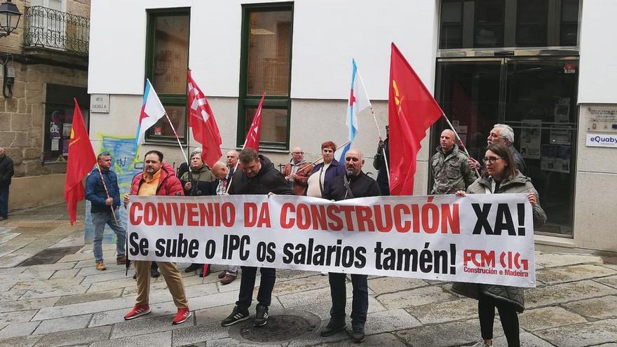 Protesta frente a la sede de la asociación de constructores.   | // FDV