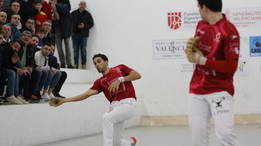 Calculadora en la mà i dos classificats en la Lliga CaixaBank