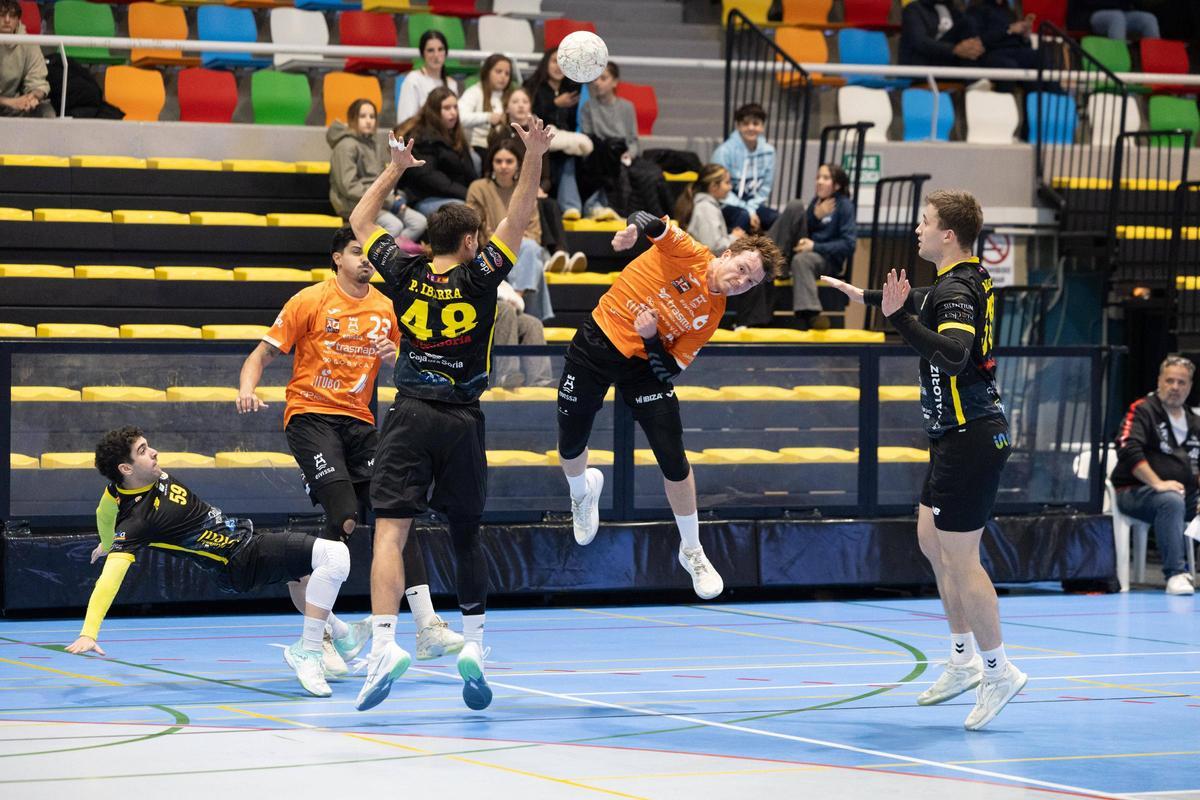 Todas las imágenes del partido de balonmano de Eivissa Handbol Trasmapi contra Soria