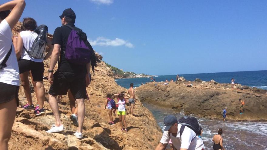 Una muchedumbre invade la Cova Tallada en busca de la foto del verano