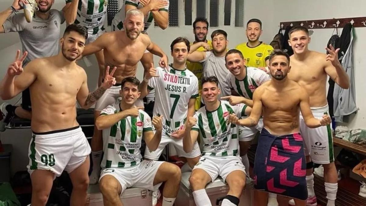 Los jugadores del Córdoba Futsal celebran la victoria lograda por 1-4 en la pista del Burela en la campaña 21-22.