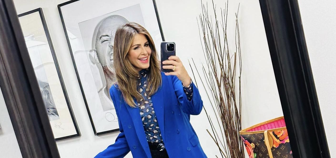 Nuria Roca con blazer azul y camiseta estampada