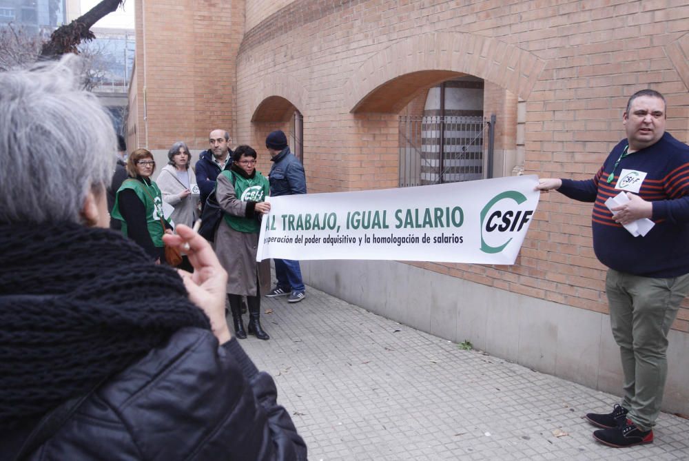 Concentració a Girona per reclamar millores salarials per als funcionaris de l'Estat