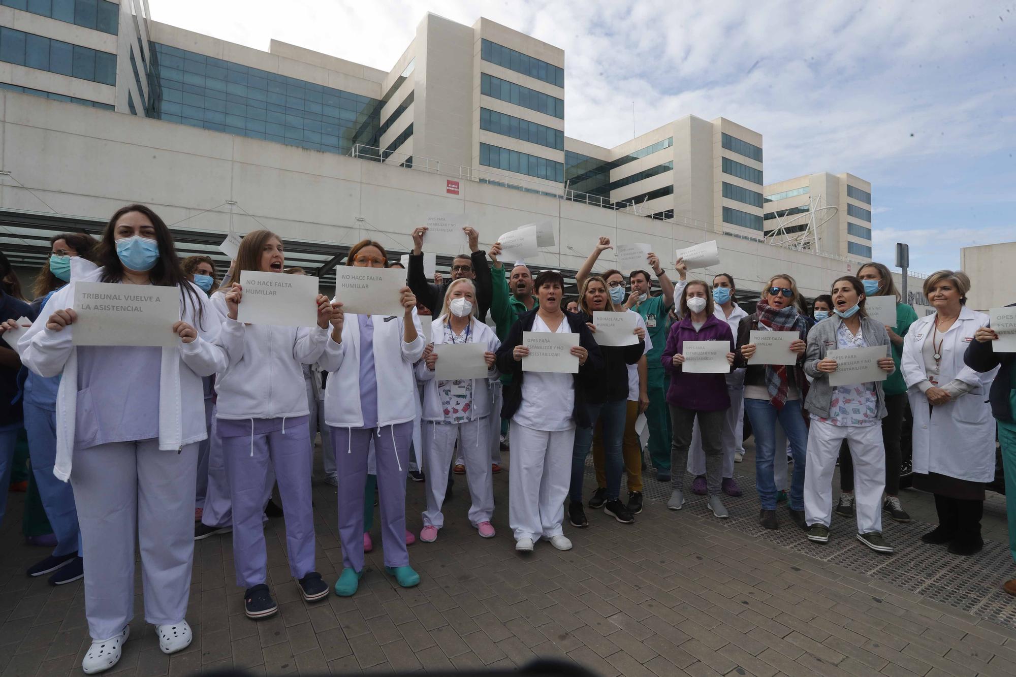 Los sanitarios se manifiestan a las puertas de La Fe por las oposiciones